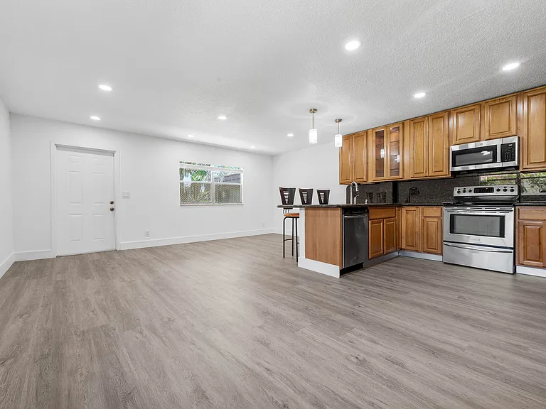 154 Seville Ln #G — Photo 9