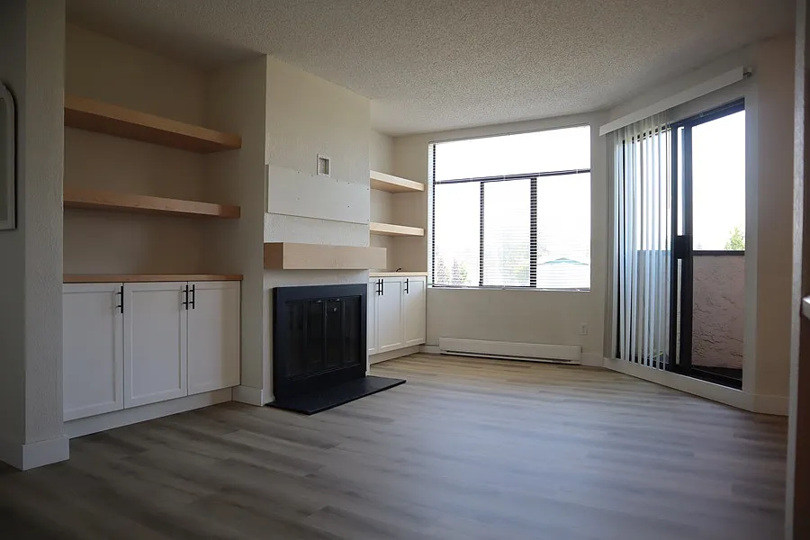 228th 11900 — Photo 2