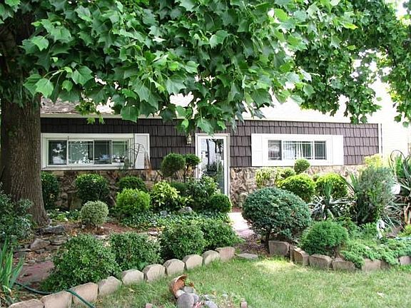 3rd image of 11 Sunny Brook Dr E