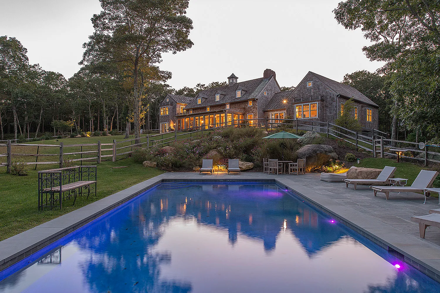 Estate Home in East Hampton Fringe — Photo 2
