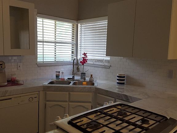 4th image of 1043 E Ferguson Ave