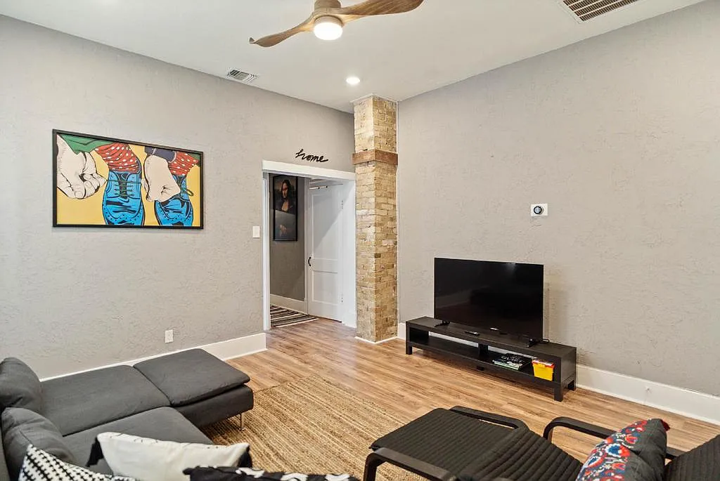 2 bed, $4,323 — Photo 4