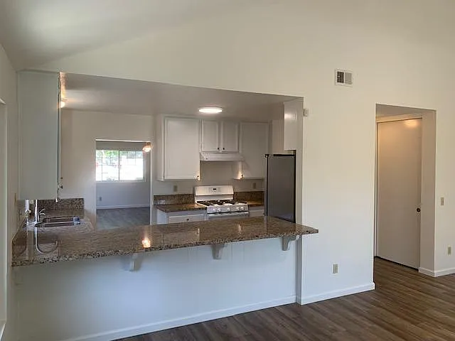 4 bed, 2.5 bath, 2060 sqft, $4,450 — Photo 3