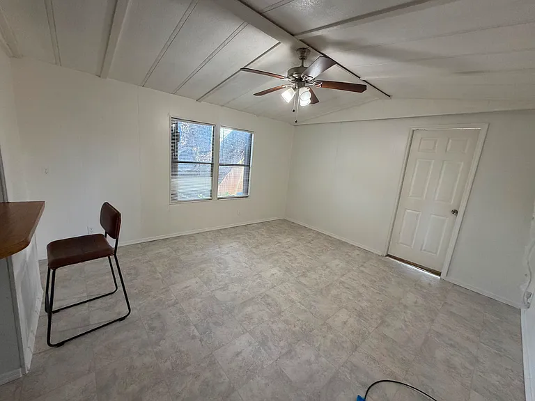 2640 Lehigh Ave — Photo 1