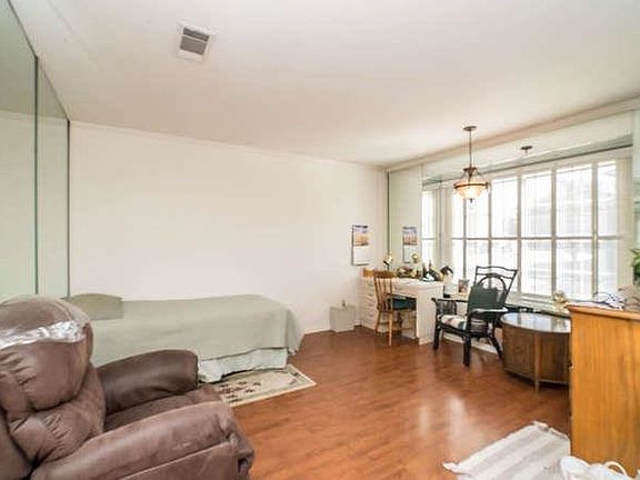 3rd image of 5654 Longwood St