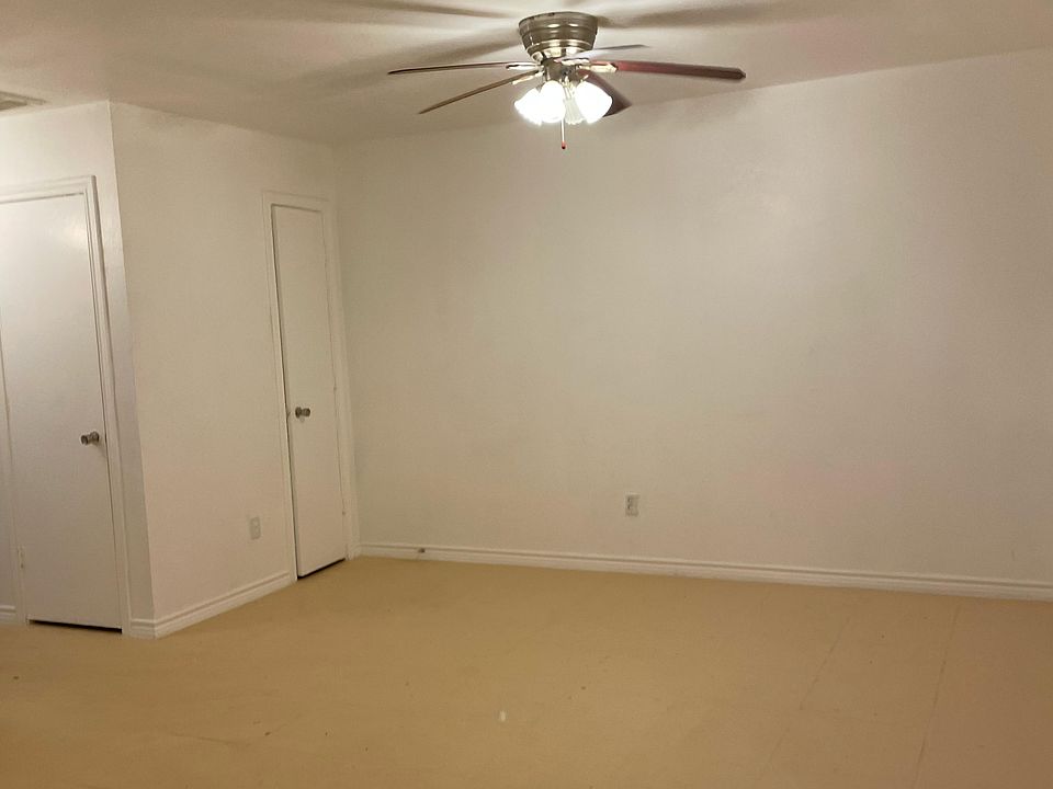 Spacious Livingroom with closet