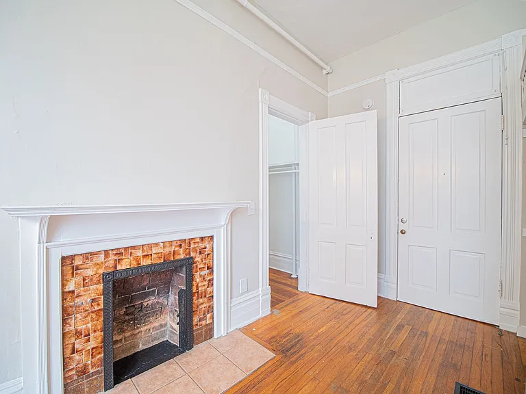 Victorian Village Apartments — Photo 8