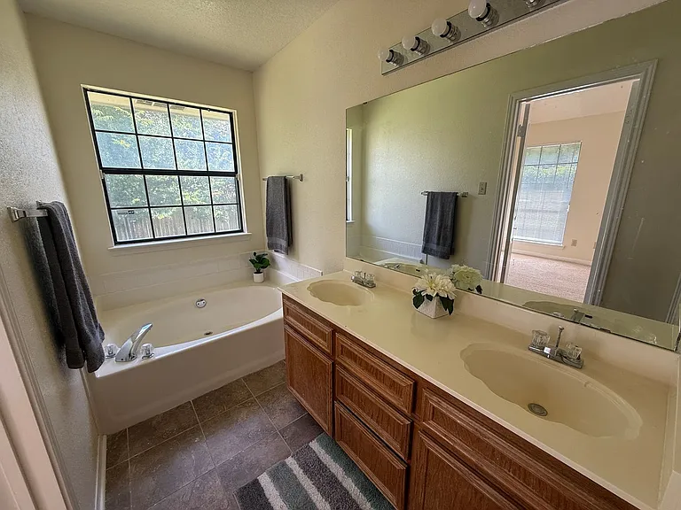 1815 Diana Ln — Photo 31