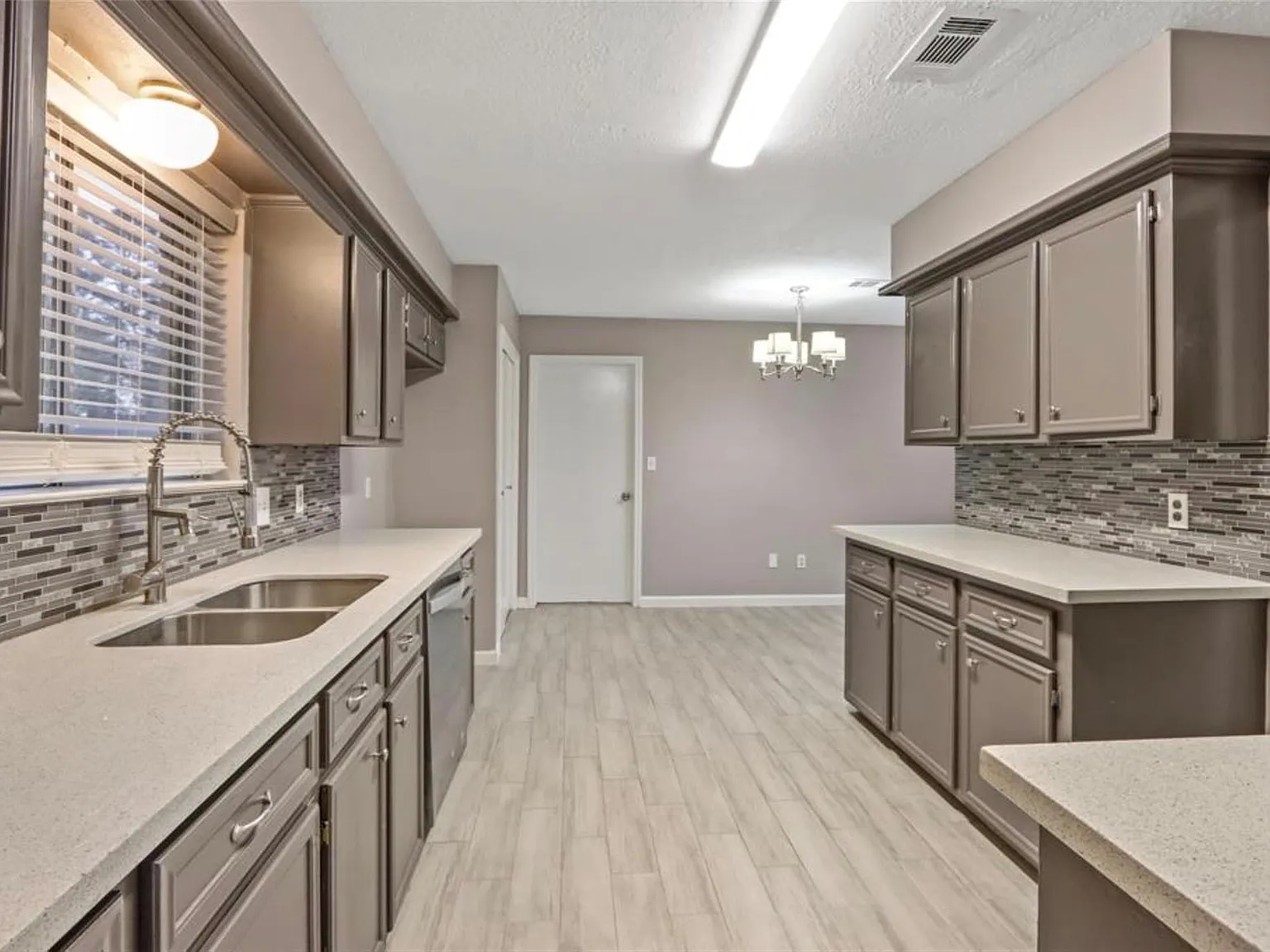 3 bed, 2.0 bath, 1692 sqft, $2,200 — Photo 2