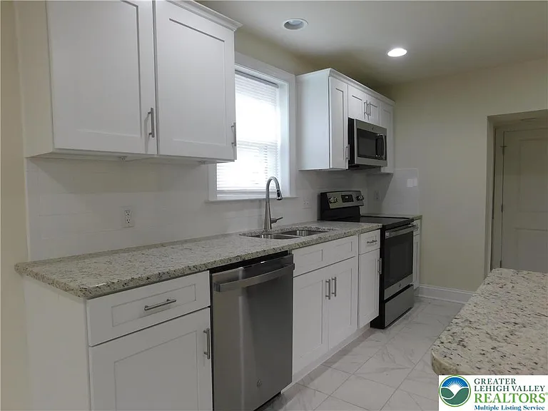 68 W Union Blvd — Photo 21