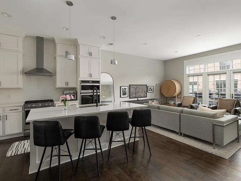 895 S Wall St — Photo 1