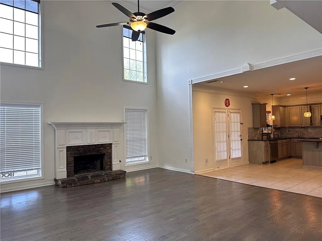 4 bed, 2.5 bath, 3314 sqft, $2,700 — Photo 4