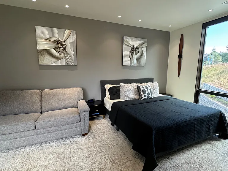 Bed 2: Cal-King (upper left)
queen fold out couch
Ensuite