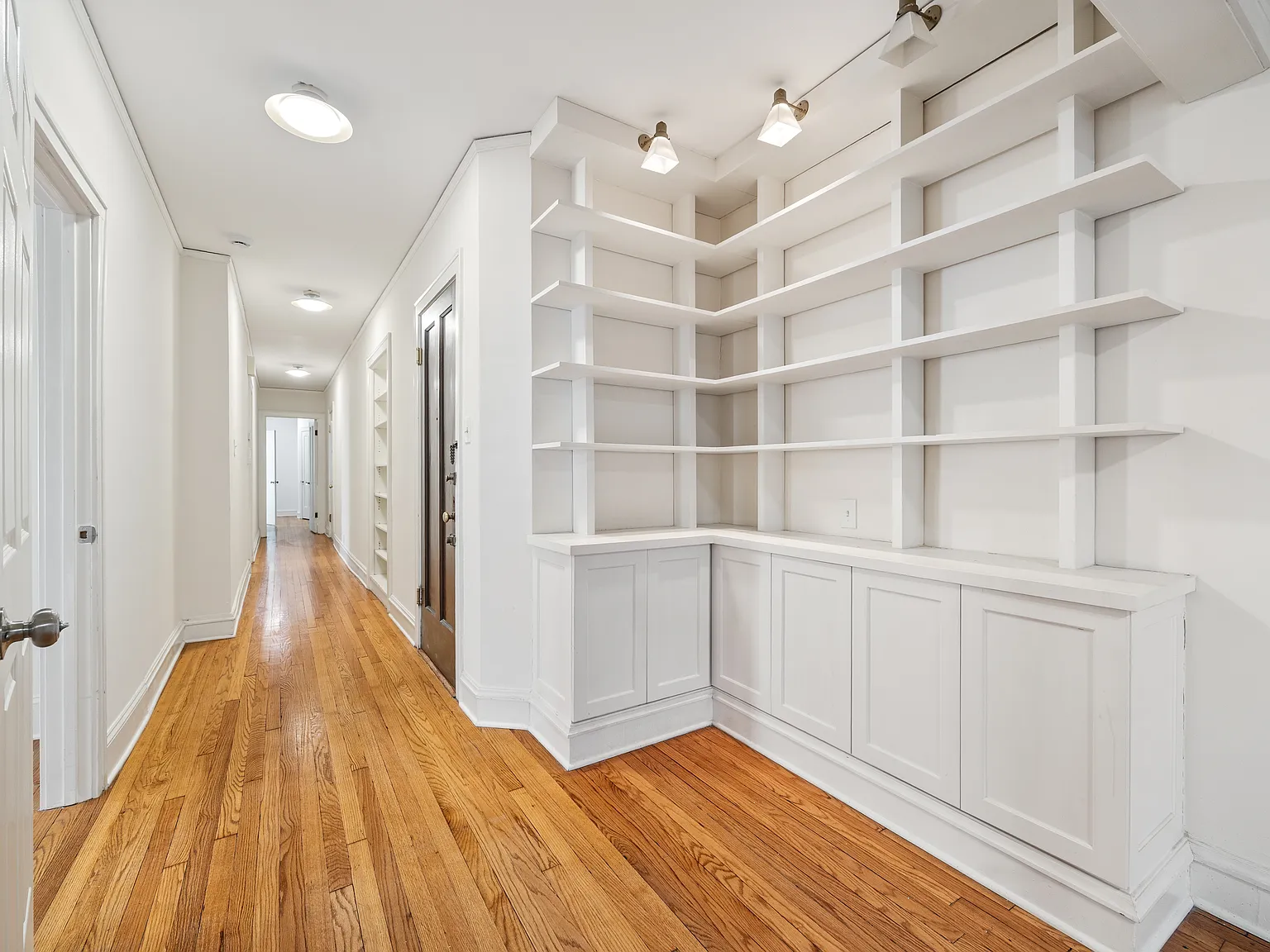 721 Foster St — Photo 3