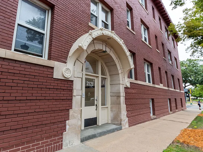 2121 Hennepin Ave S — Photo 17