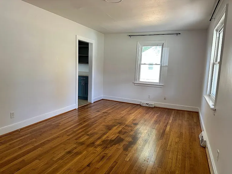 900 Byswick Ln — Photo 17