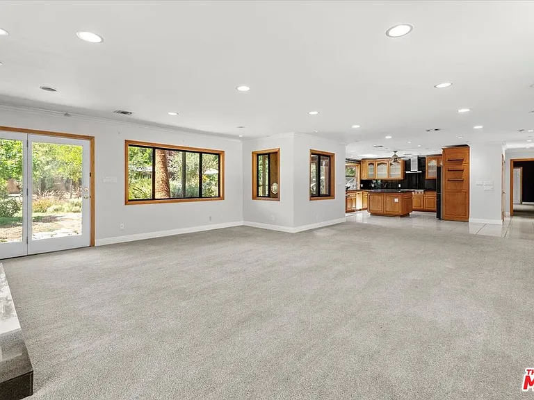 22954 Collins St — Photo 10