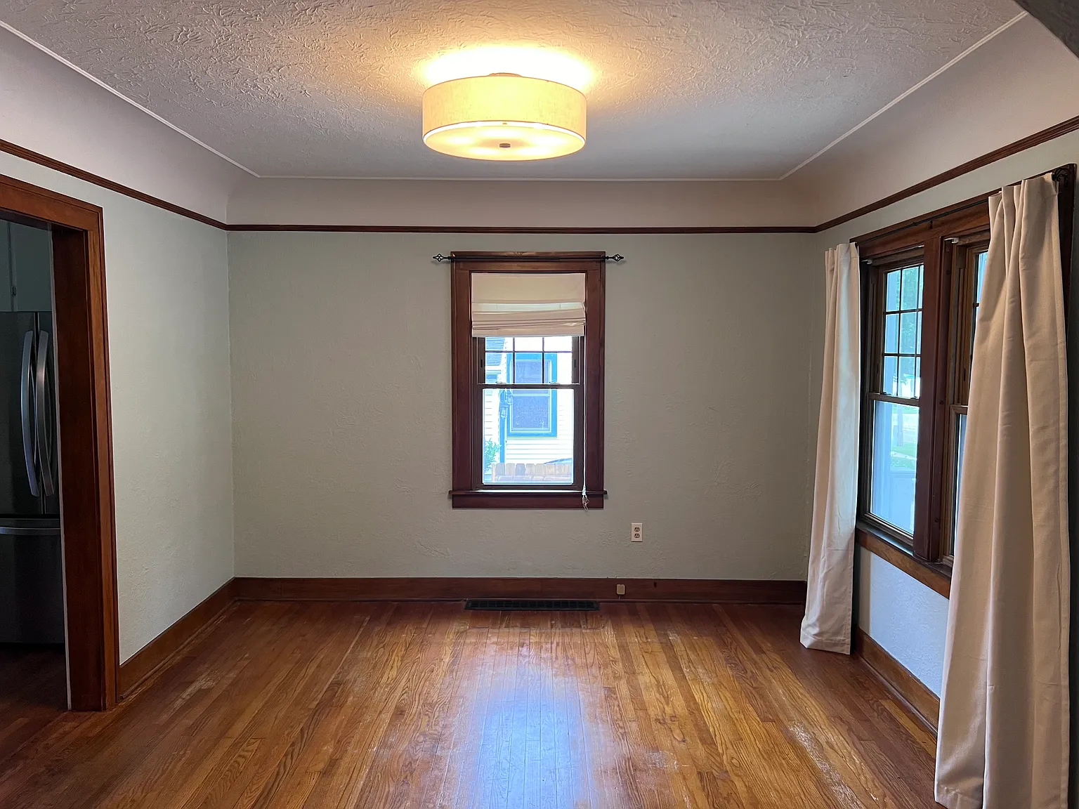 4 bed, 1.5 bath, 1600 sqft, $2,100 — Photo 2