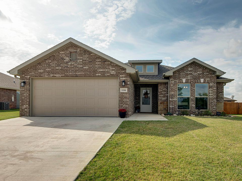 1st image of 1104 W Pebblebrooke Drive