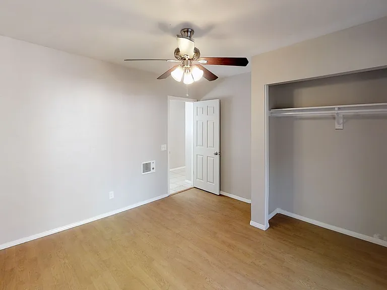 5 Bed / 3 Bath on Rockford Dr (Large Rooms & Backyard) Walk to Campus!! — Photo 11