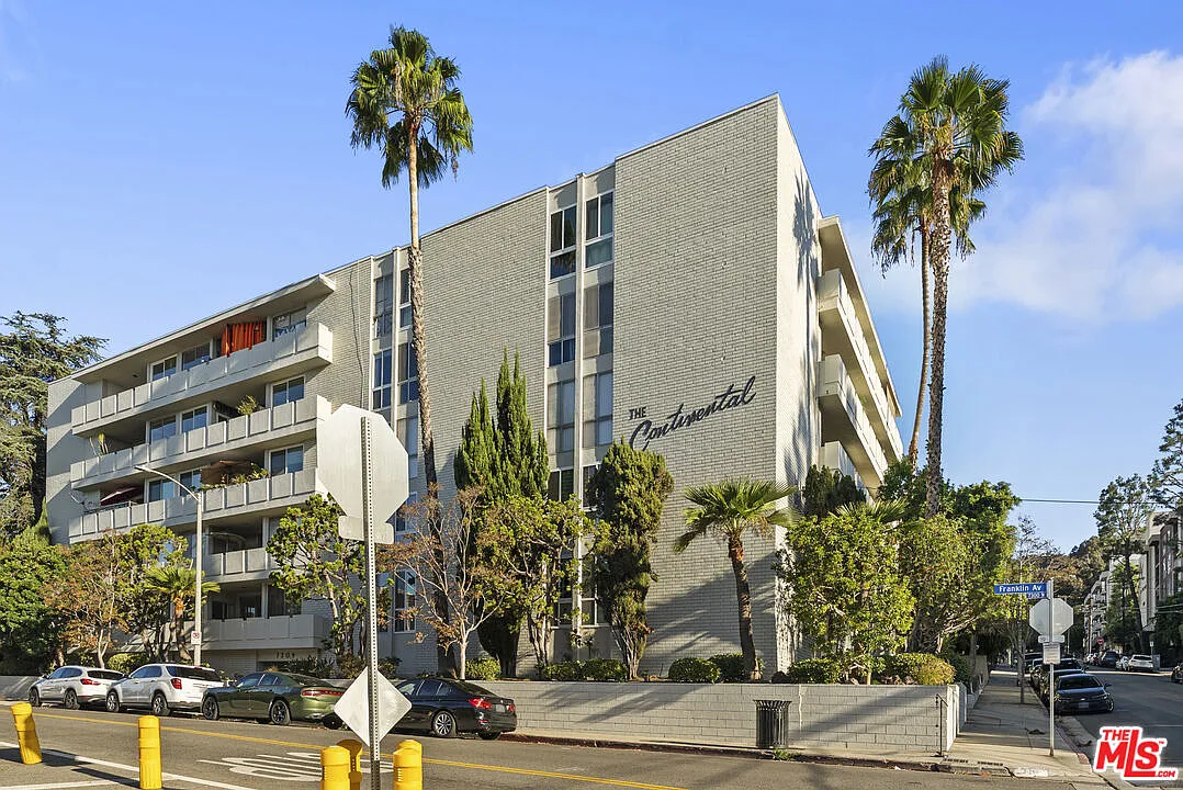 1 bed, 1.5 bath, 908 sqft, $2,895 — Photo 2