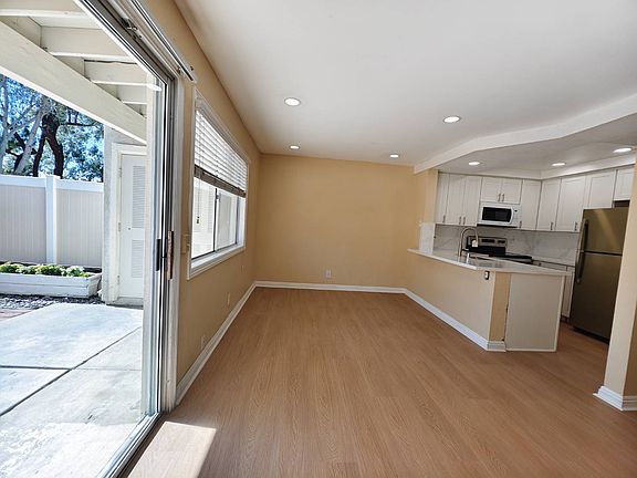 2nd image of 26222 Los Viveros #201
