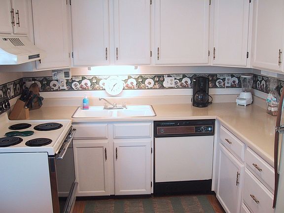 U SHAPED KITCHEN W/ ALL APPL'S INCLUDED 