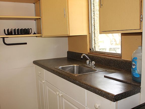 4th image of 1079 W Magnolia St #B