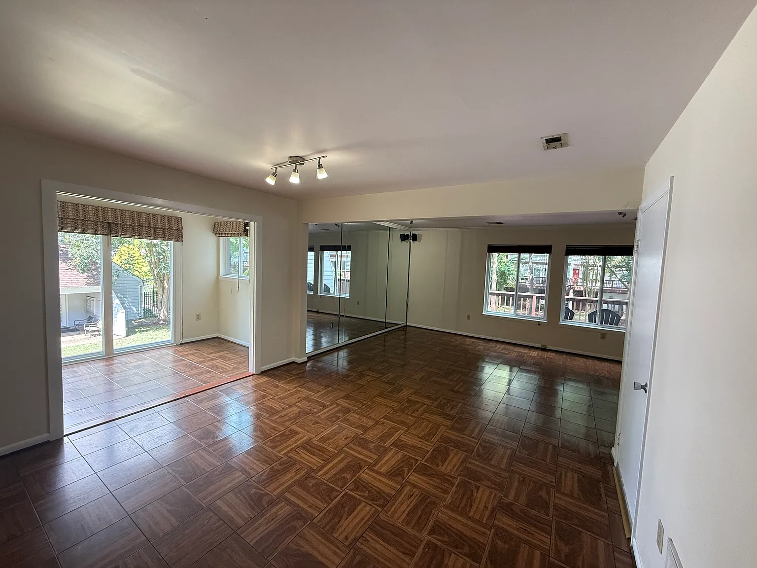 4 bed, 2.5 bath, 1556 sqft, $2,500 — Photo 3