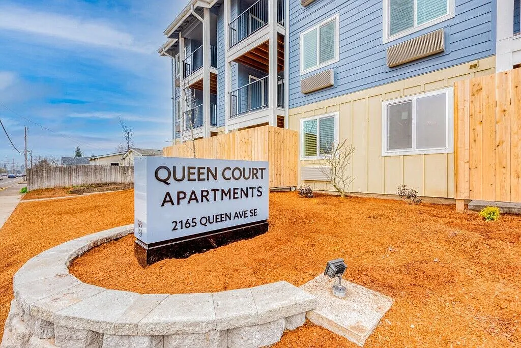 Queen Court Apartments — Photo 2