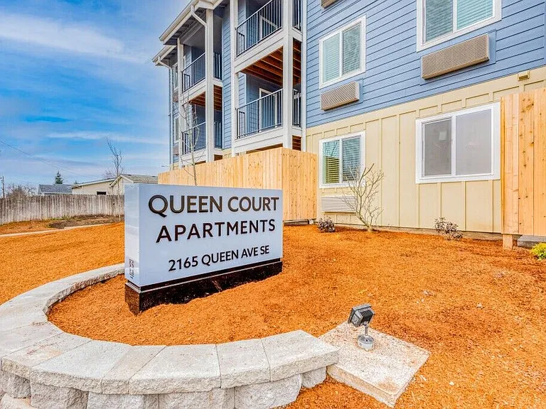 Queen Court Apartments — Photo 2