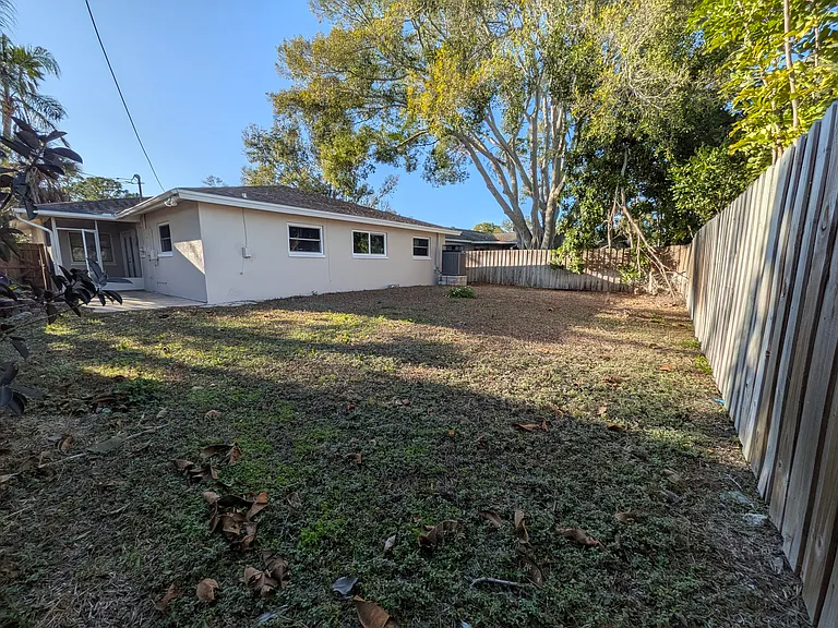 5523 Venetian Blvd NE — Photo 37