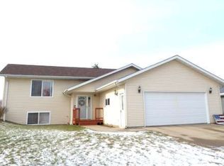 390 River Bluff Dr, Windom, MN 56101