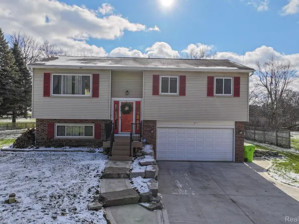 4130 Seymour Lake Rd, Oxford, MI 48371