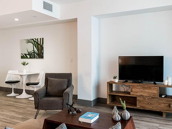 2nd image of 932 S Hill St #303