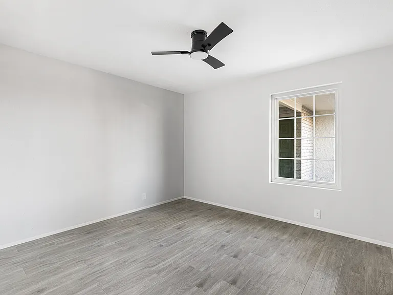 734 N Stewart — Photo 13