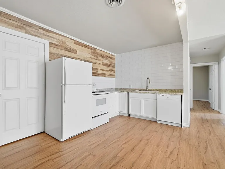 2034 Collins Ave — Photo 20
