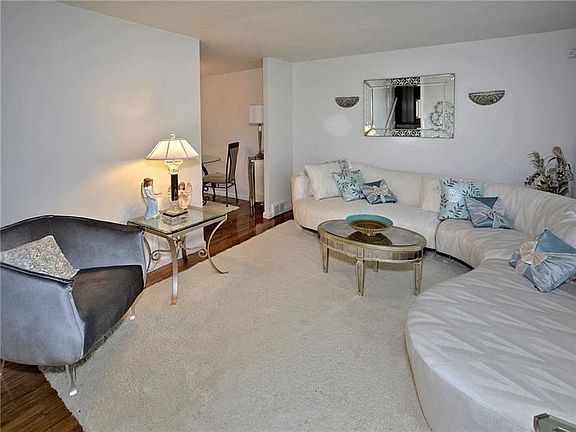 5th image of 563 Sunnyfield Dr