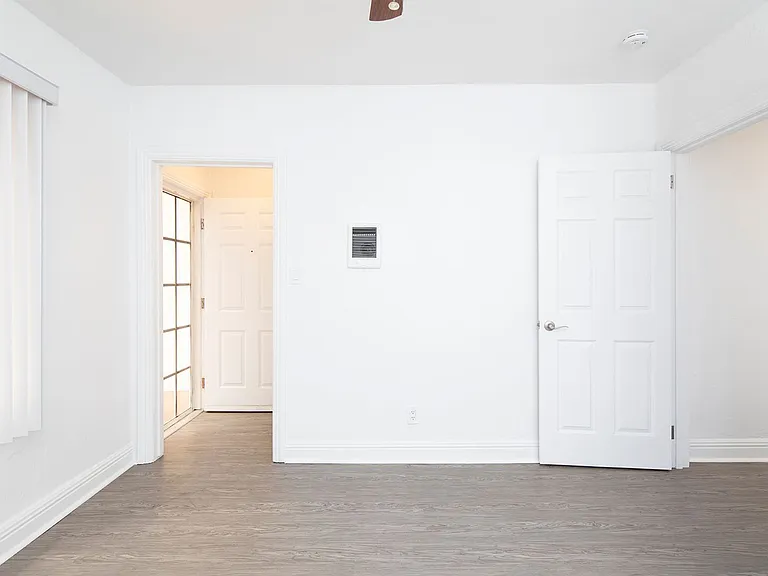 Del Oro Apartments — Photo 9