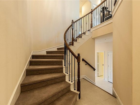 5th image of 563 Waterloo Dr