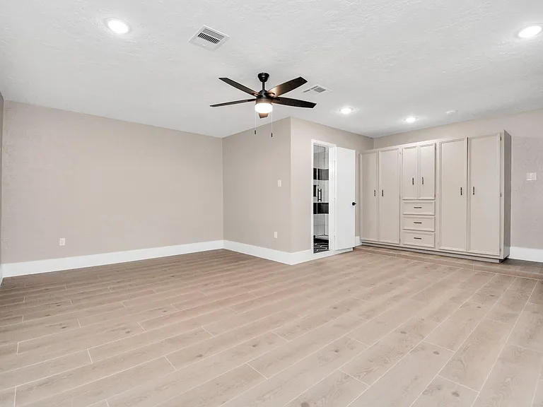 10550 Emnora Ln — Photo 13