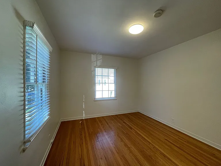 228-230 S Oakland Ave — Photo 15