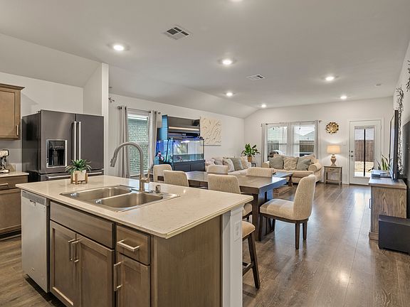 3rd image of 2038 Croton Ave