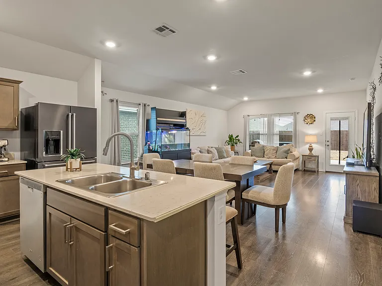 2038 Croton Ave — Photo 3