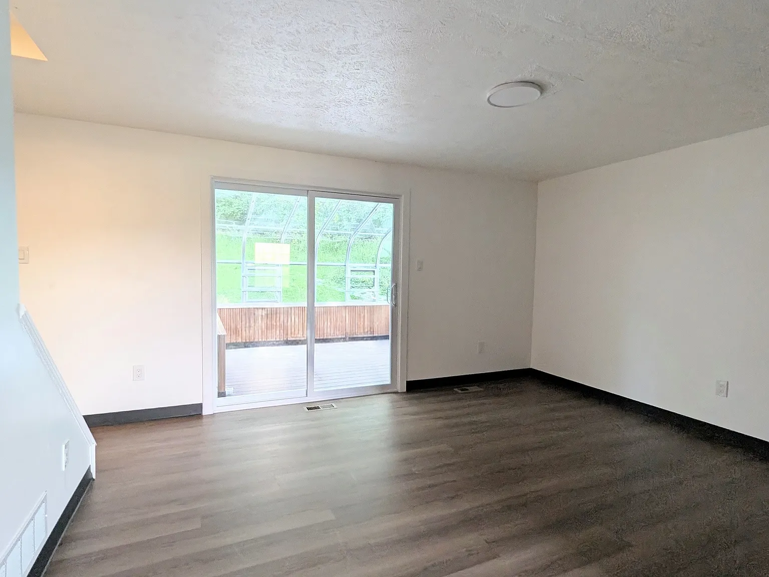 3 bed, 1.5 bath, 1026 sqft, $1,649 — Photo 4