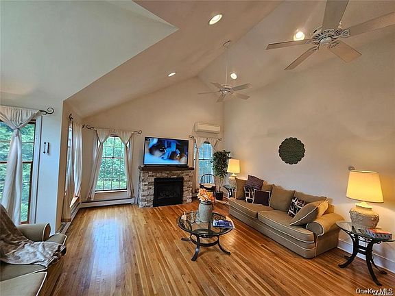 4th image of 10 Phyllis Road