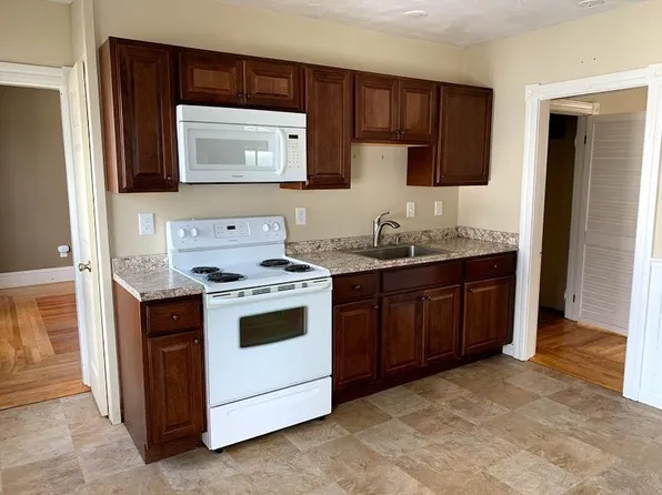 12 Greendale Ave APT 2, Worcester, MA 01606