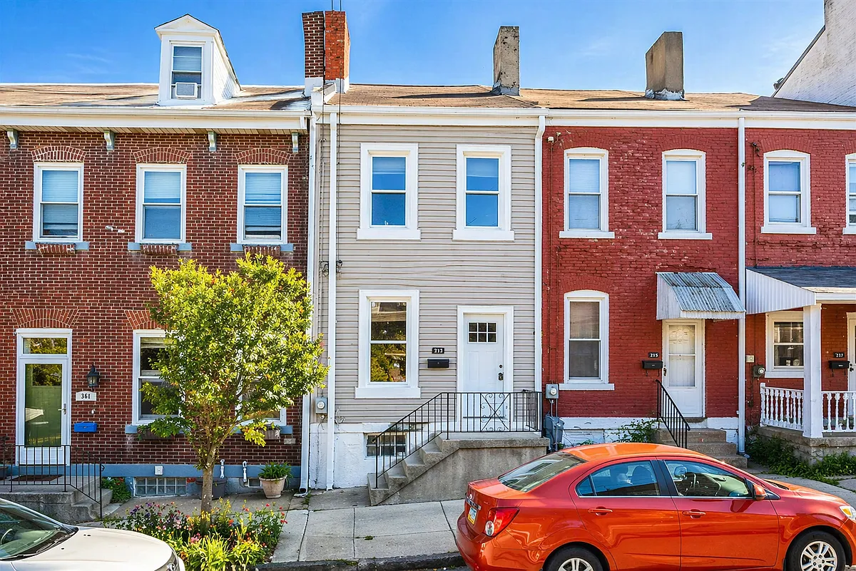 Photo 1 of 15 - 363 44th St #2 - Pittsburgh, PA Primary Photo - 363 44th St #2