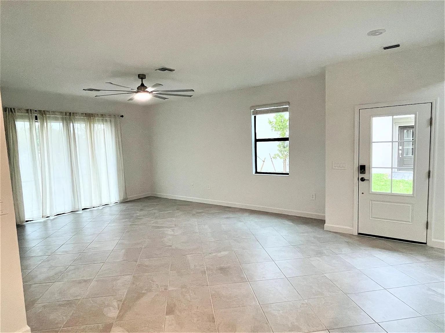 3 bed, 2.5 bath, 1934 sqft, $2,500 — Photo 4