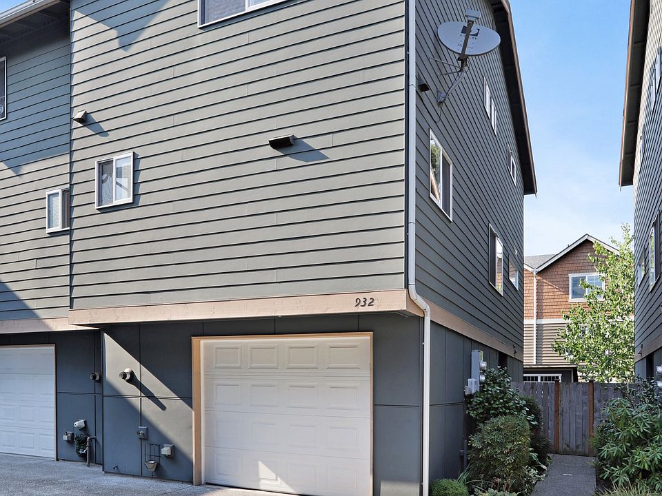 Main entrance w/ garage